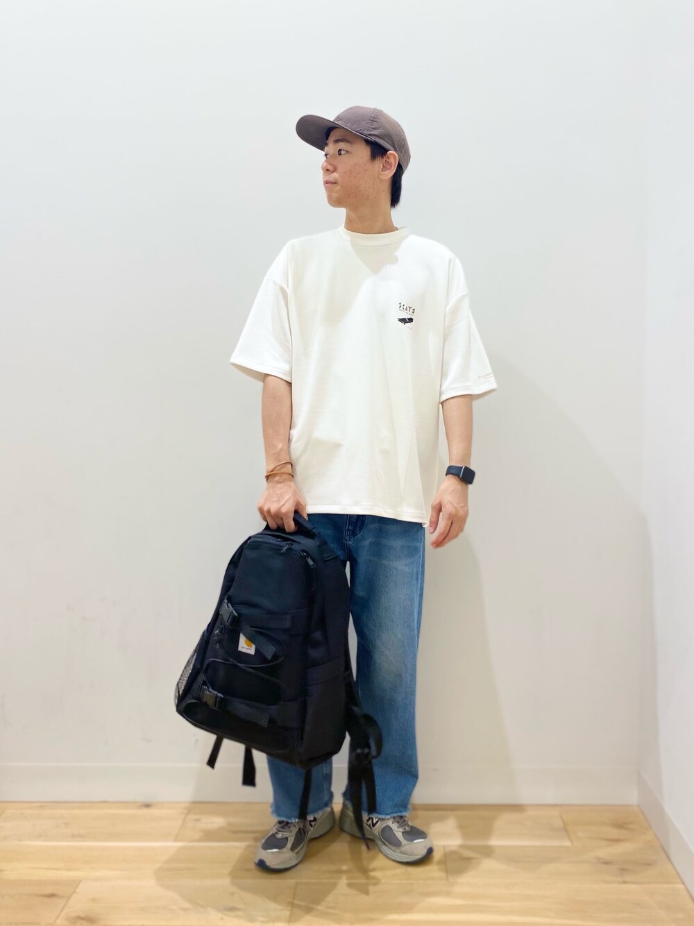 「センスオブプレイス、SENSEOFPLACE、秋、シンプルコーデ、カジュアル、デニム、デニムパンツ、マークゴンザレス、Tシャツ、ビッグシルエット」｜「Mark Gonzalesの【別注】Mark Gonzales × SOP　マークゴンザレスTシャツ(5分袖)（Tシャツ/カットソー、ホワイト系）」を使った、おかもとさん（メンズ・172cm）の夏コーディネートの1枚目の写真