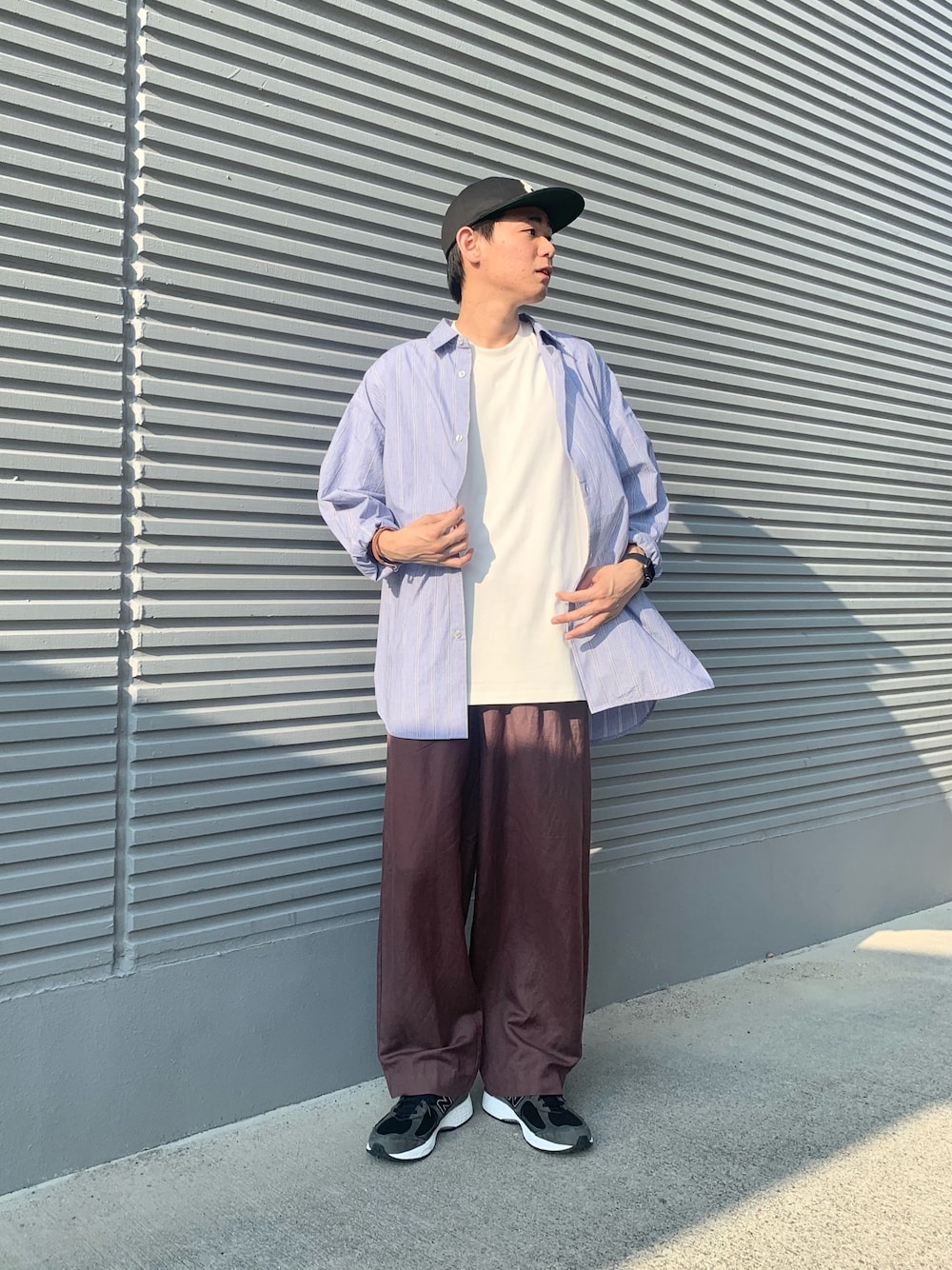 「センスオブプレイス、SENSEOFPLACE、秋コーデ、リネン、ワイドパンツ、ストライプ、シャツ、ビッグシルエット、カジュアル、New Balance」｜「SENSE OF PLACE by URBAN RESEARCHのタイプライタールーズシャツ（シャツ/ブラウス、ブルー系）」を使った、おかもとさん（メンズ・172cm）の夏コーディネートの1枚目の写真