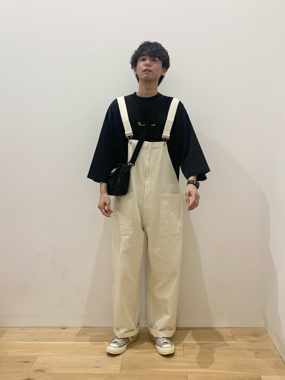 「センスオブプレイス、SENSEOFPLACE、秋コーデ、ビッグシルエット、カーハート、carhartt、オーバーオール、シンプルコーデ、カジュアル、ロゴT」｜「SENSE OF PLACE by URBAN RESEARCHのシシュウシルケットエクストラルーズTシャツ（Tシャツ/カットソー、ブラック系）」を使った、おかもとさん（メンズ・172cm）の夏コーディネートの1枚目の写真
