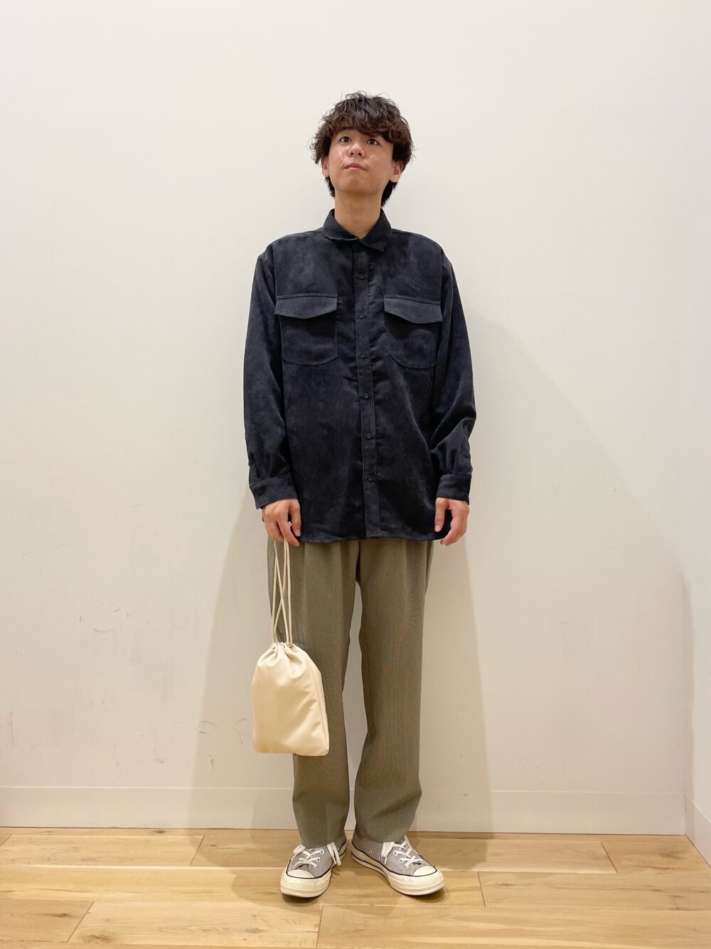 「センスオブプレイス、SENSEOFPLACE、秋コーデ、コーデュロイ、シャツ、シンプル、チェックパンツ、テーパードパンツ、スラックス、巾着バッグ」｜「SENSE OF PLACE by URBAN RESEARCHのコーデュロイルーズシャツ（シャツ/ブラウス、グレー系）」を使った、おかもとさん（メンズ・172cm）の夏コーディネートの1枚目の写真