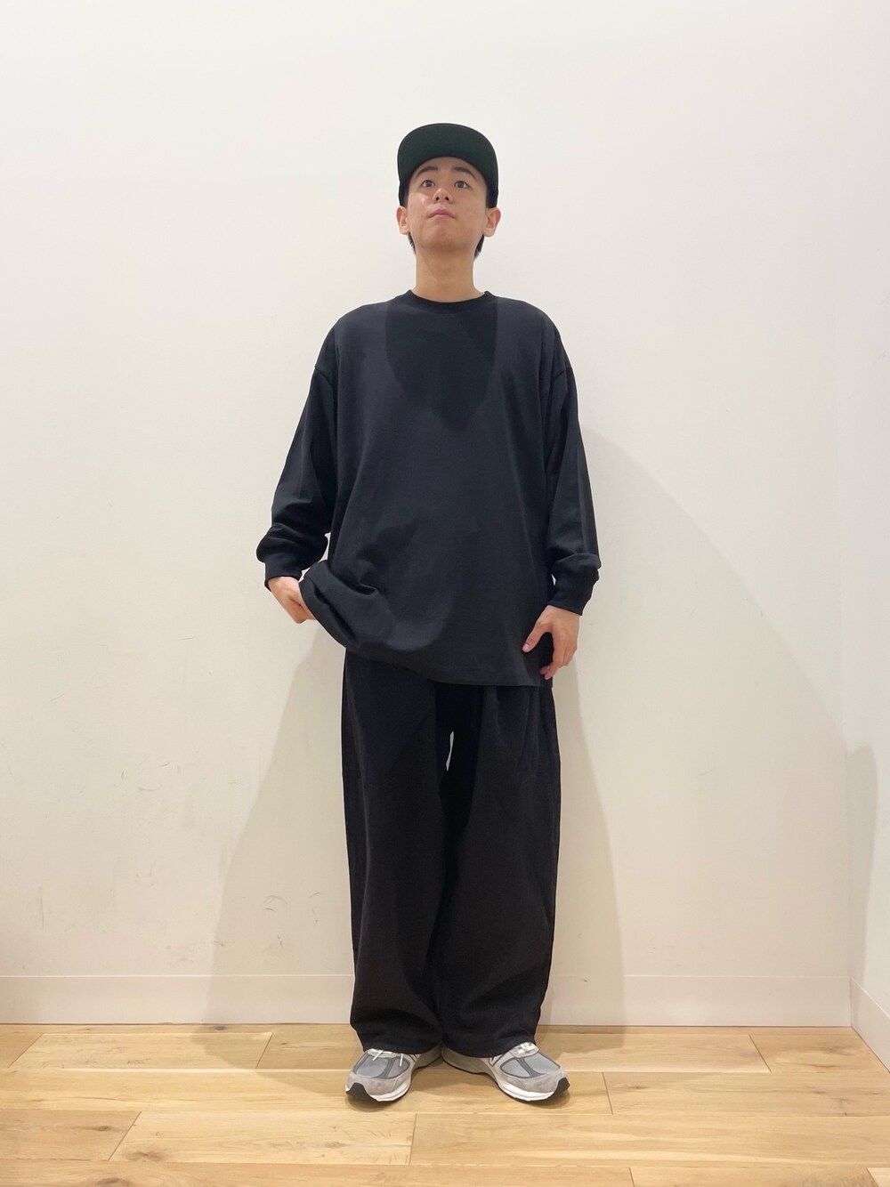 「センスオブプレイス、SENSEOFPLACE、秋コーデ、シンプルコーデ、カジュアル、ビッグシルエット、Tシャツ、ロンT、デニム、ワイドパンツ」｜「SENSE OF PLACE by URBAN RESEARCHのエクストラルーズロングTシャツ（Tシャツ/カットソー、ブラック系）」を使った、おかもとさん（メンズ・172cm）の夏コーディネートの1枚目の写真