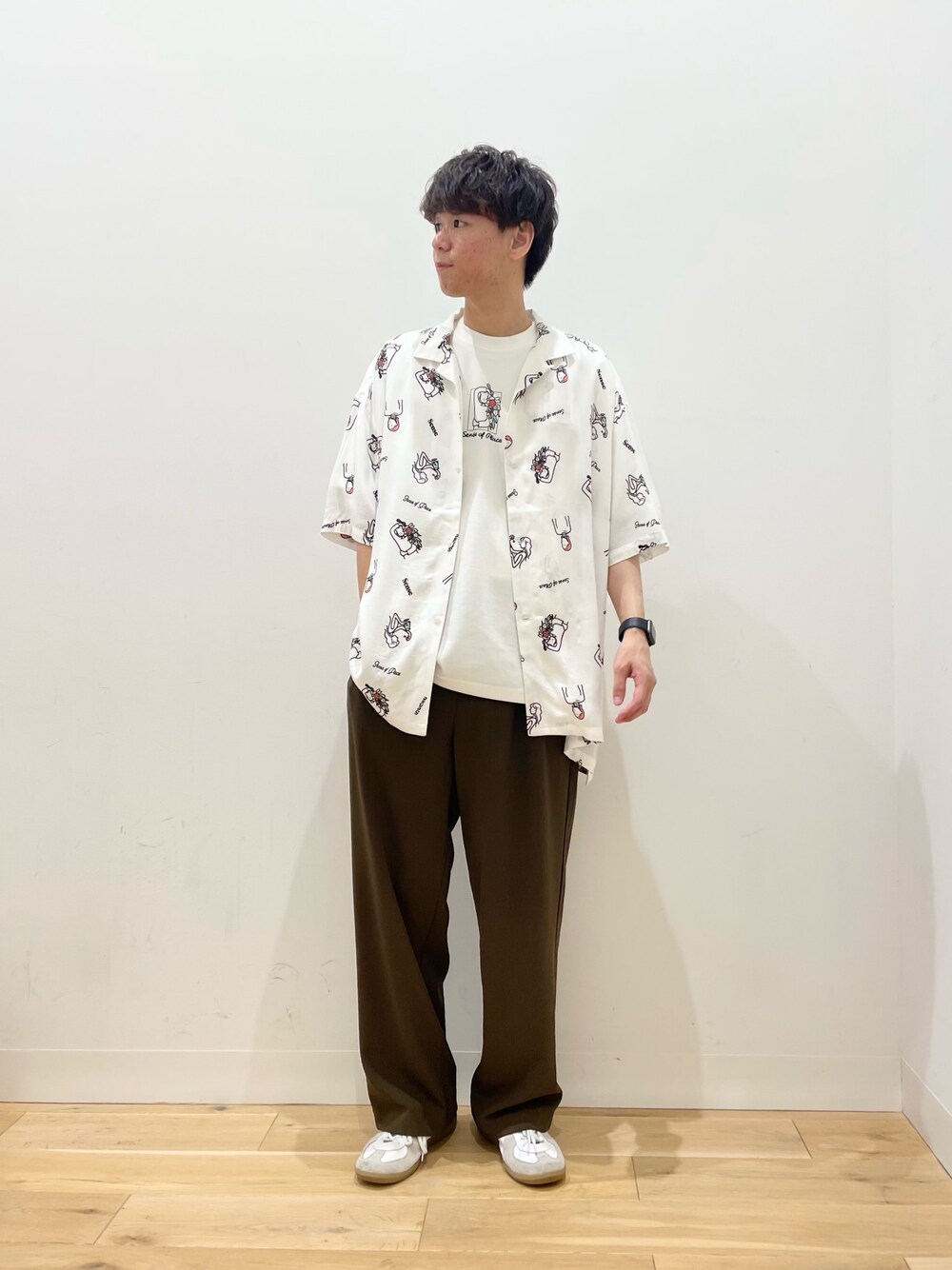 「センスオブプレイス、SENSEOFPLACE、シンプルコーデ、ビックシルエット、ワイドパンツ、Tシャツ、柄シャツ、コラボ、秋コーデ、ゆるコーデ」｜「SENSE OF PLACE by URBAN RESEARCHの【別注】Ryo Kaneyasu×SENSE OF PLACE　SHIRTS（シャツ/ブラウス、ホワイト系）」を使った、おかもとさん（メンズ・172cm）の夏コーディネートの1枚目の写真
