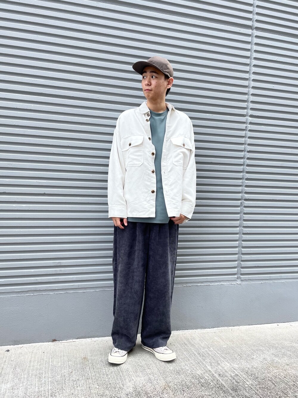 ホワイト系のシャツ/ブラウス、グリーン系のTシャツ/カットソー、グレー系のその他パンツを着用したメンズの夏コーディネートの1枚目の写真