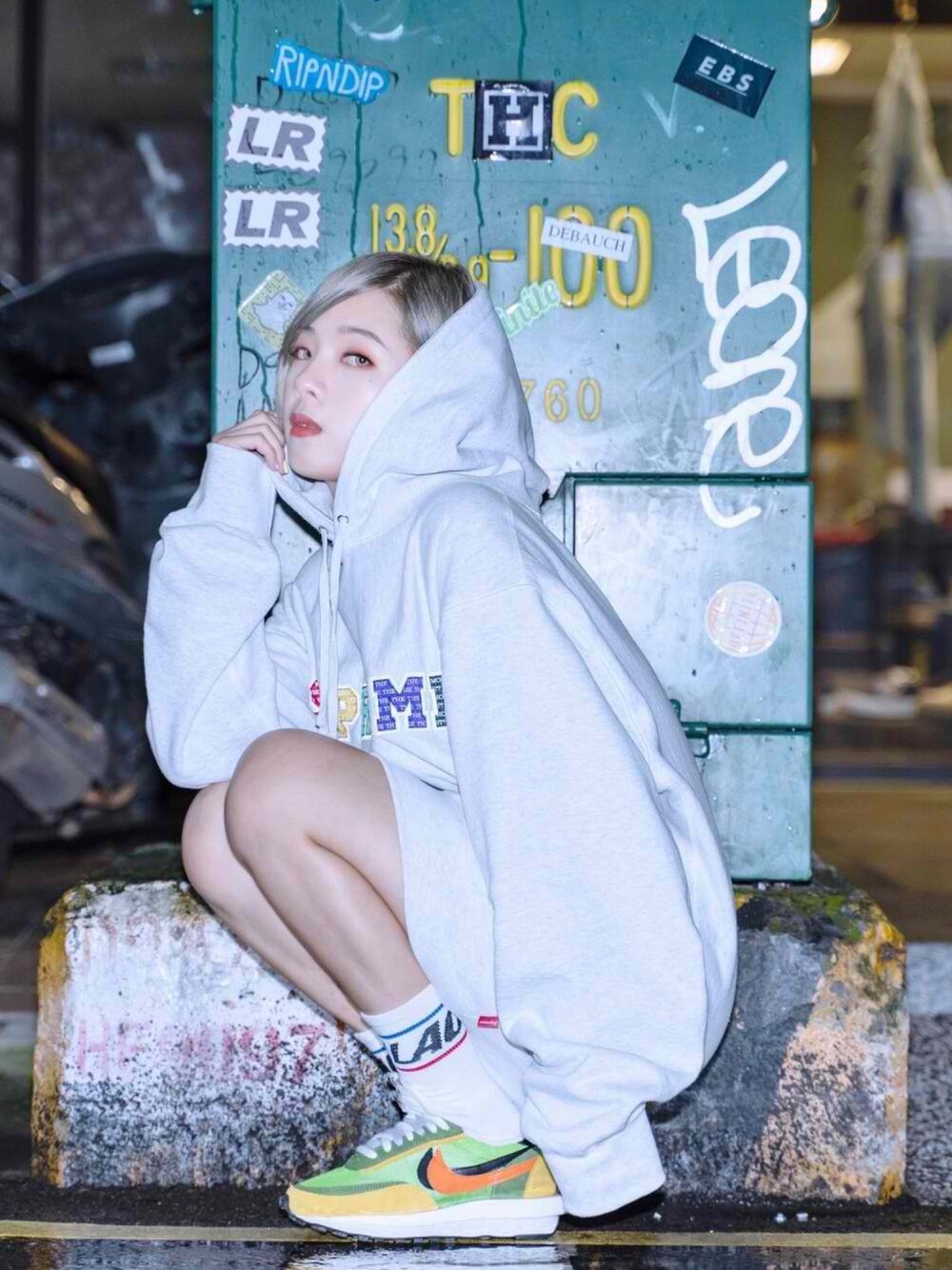 「ootd、girl、supreme、NIKE、sacai、sacai×nike、palace」｜「Supreme のアイテム（パーカー、グレー系）」を使った、ᴴᴬᴺᴱᴿ陳涵さん（レディース・157cm）の秋コーディネートの1枚目の写真