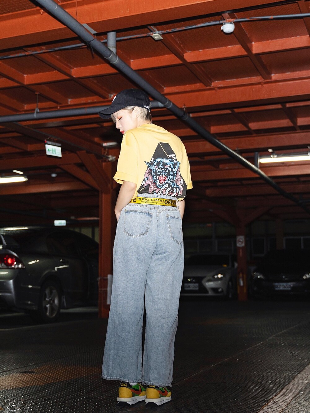 「palace、sacai、outfit、ootd、off white、OFF-WHITE」｜「off whiteのOFF WHITE インダストリアルベルト（ベルト、イエロー系）」を使った、ᴴᴬᴺᴱᴿ陳涵さん（レディース・157cm）の秋コーディネートの1枚目の写真