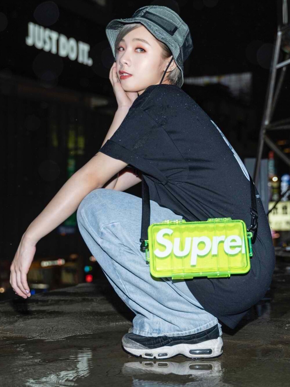 「supreme、palace、NIKE」｜「Supreme のアイテム（トートバッグ、グリーン系）」を使った、ᴴᴬᴺᴱᴿ陳涵さん（レディース・157cm）の秋コーディネートの1枚目の写真