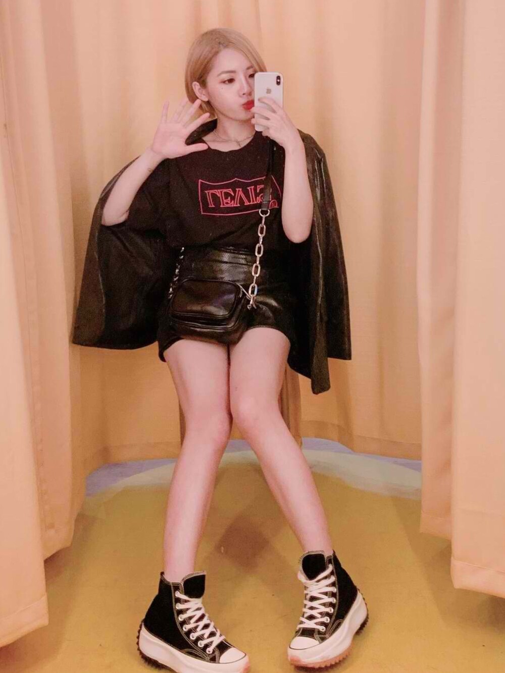 「converse、Levi's」｜「Levi'sのアイテム（Tシャツ/カットソー、ブラック系）」を使った、ᴴᴬᴺᴱᴿ陳涵さん（レディース・157cm）の秋コーディネートの1枚目の写真