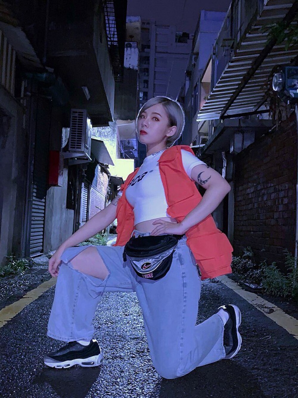 「supreme、NIKE」｜「Supreme のアイテム（ボディバッグ/ウエストポーチ、グレー系）」を使った、ᴴᴬᴺᴱᴿ陳涵さん（レディース・157cm）の秋コーディネートの1枚目の写真