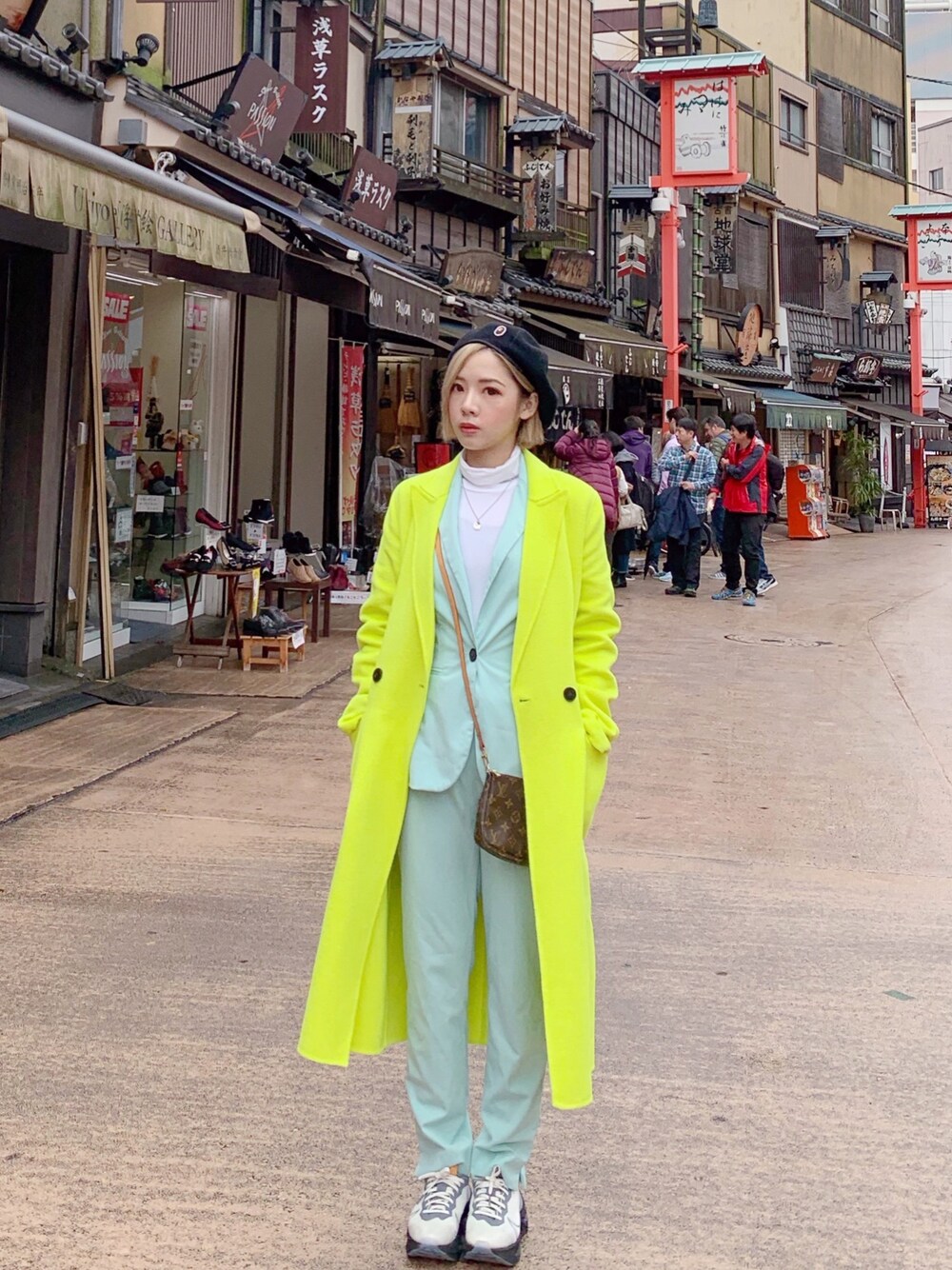 「休日コーデ、ootd、秋コーデ、atmos、NIKE、Bape、LouisVuitton」｜「ZARAのアイテム（チェスターコート、グリーン系）」を使った、ᴴᴬᴺᴱᴿ陳涵さん（レディース・157cm）の秋コーディネートの1枚目の写真