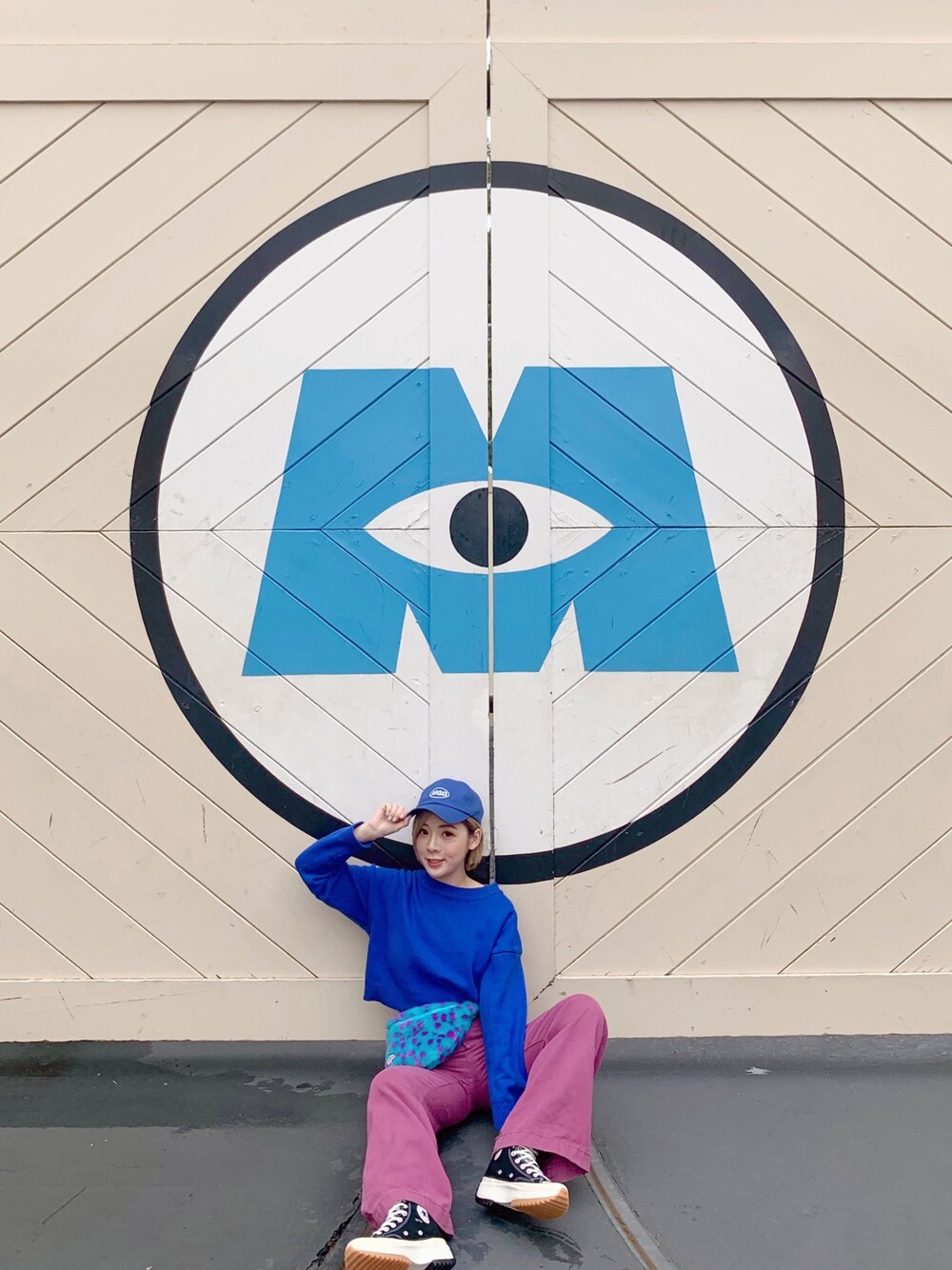「冬コーデ、disney、休日スタイル、JWANDERSON、JWANDERSON X CONVERSE」｜「MAHAGRIDのアイテム（キャップ、ブルー系）」を使った、ᴴᴬᴺᴱᴿ陳涵さん（レディース・157cm）の秋コーディネートの1枚目の写真