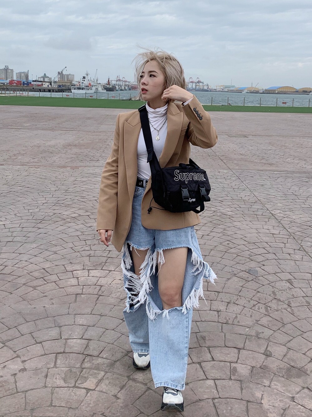 「冬コーデ、NIKE、ZARA、ootd、ootdtw」｜「Supreme のアイテム（ボディバッグ/ウエストポーチ、ブラック系）」を使った、ᴴᴬᴺᴱᴿ陳涵さん（レディース・157cm）の冬コーディネートの1枚目の写真