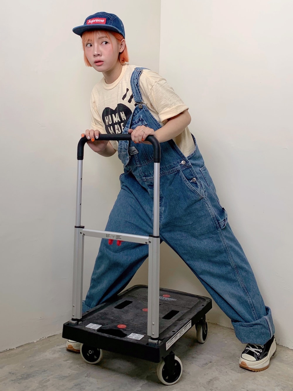 「ootd、街頭穿搭、復古、oversize、converse」｜「Leeのアイテム（サロペット/オーバーオール、ブルー系）」を使った、ᴴᴬᴺᴱᴿ陳涵さん（レディース・157cm）の夏コーディネートの1枚目の写真