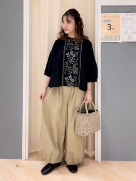 「刺繍」｜「アイテム（チノパンツ）」を使った、yanoさん（レディース・153cm）の春コーディネート
