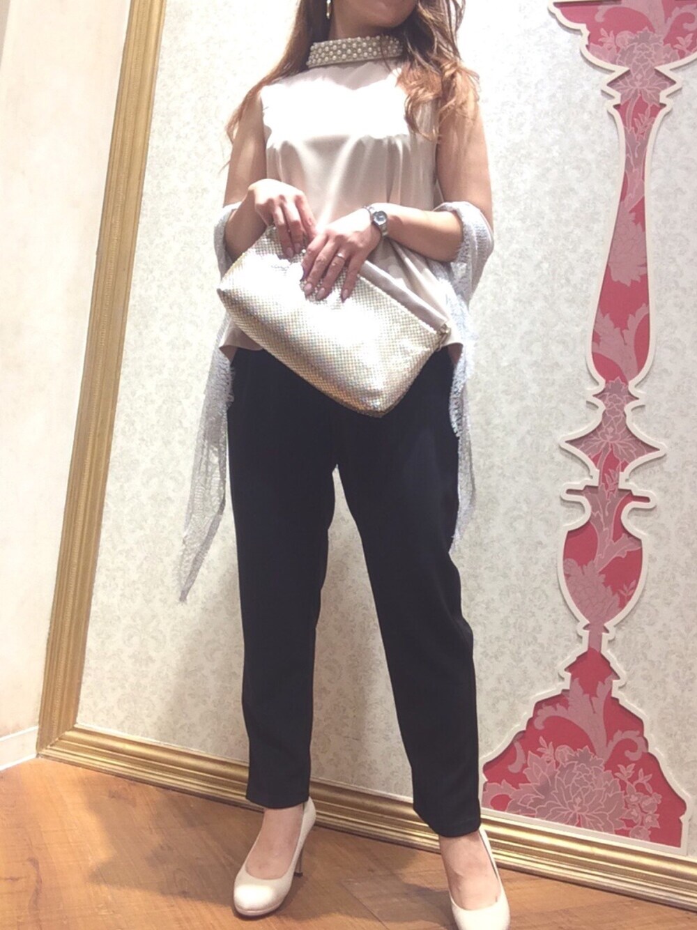 「パンツスタイル、モノトーン、結婚式、二次会、セットアップ、クラツチバッグ、ショールカラー、おしゃれ、ストレッチパンツ、ビジュー」｜「INTERPLANET WINGSのメタルメッシュクラッチバック（クラッチバッグ、ゴールド系）」を使った、takeさん（レディース・151cm）の夏コーディネートの1枚目の写真