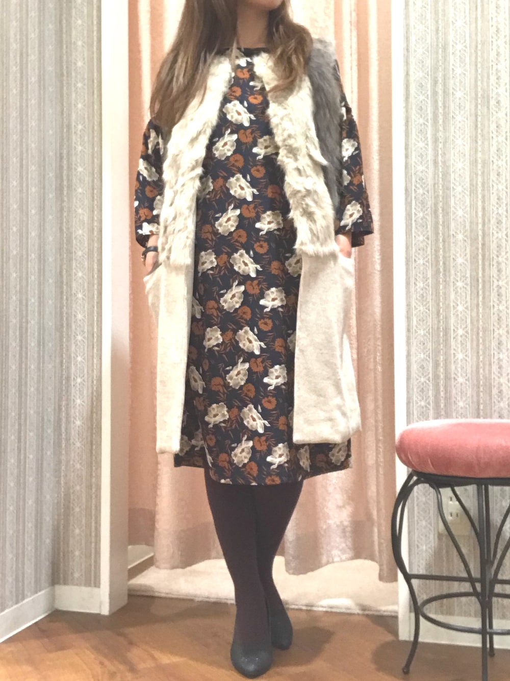 「休日スタイル、秋、オトナ女子、雨の日コーデ、ママファッション、ファー小物、ジレ、ワンピース、ラビットファー、ベージュ」｜「INTERPLANETの花柄袖フレアワンピース（ワンピース、ブルー系）」を使った、takeさん（レディース・151cm）の秋コーディネートの1枚目の写真