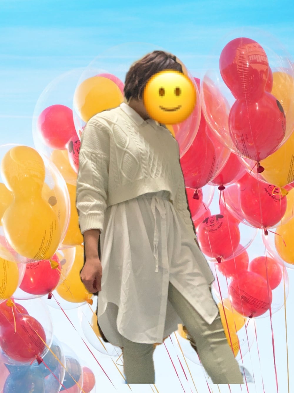 ホワイト系のニット/セーター、ホワイト系のシャツワンピース、ベージュ系のその他パンツを着用したレディースの冬コーディネートの1枚目の写真