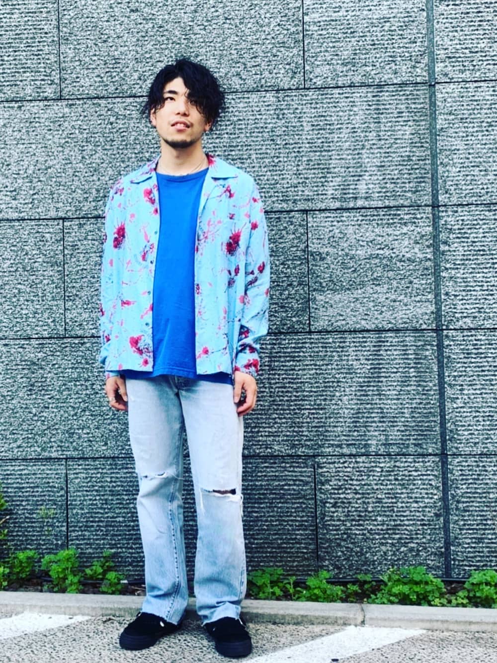 「おしゃれさんと繋がりたい、カジュアル、iroquois、春夏コーデ、柄シャツ、ブルー、ブラック、デニム、ラフ、休日スタイル」｜「IroquoisのDEAD ROSE L/S SH（シャツ/ブラウス、ブルー系）」を使った、ヨネさん（メンズ・169cm）の春コーディネートの1枚目の写真