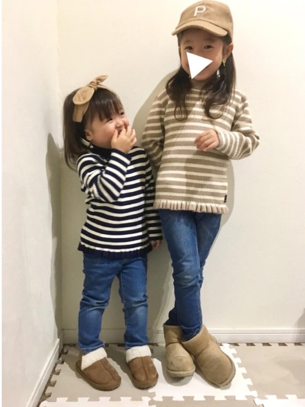 ベージュ系のニット/セーター、ブルー系のその他パンツ、ブラック系のイヤリングを着用したキッズの秋コーディネートの1枚目の写真