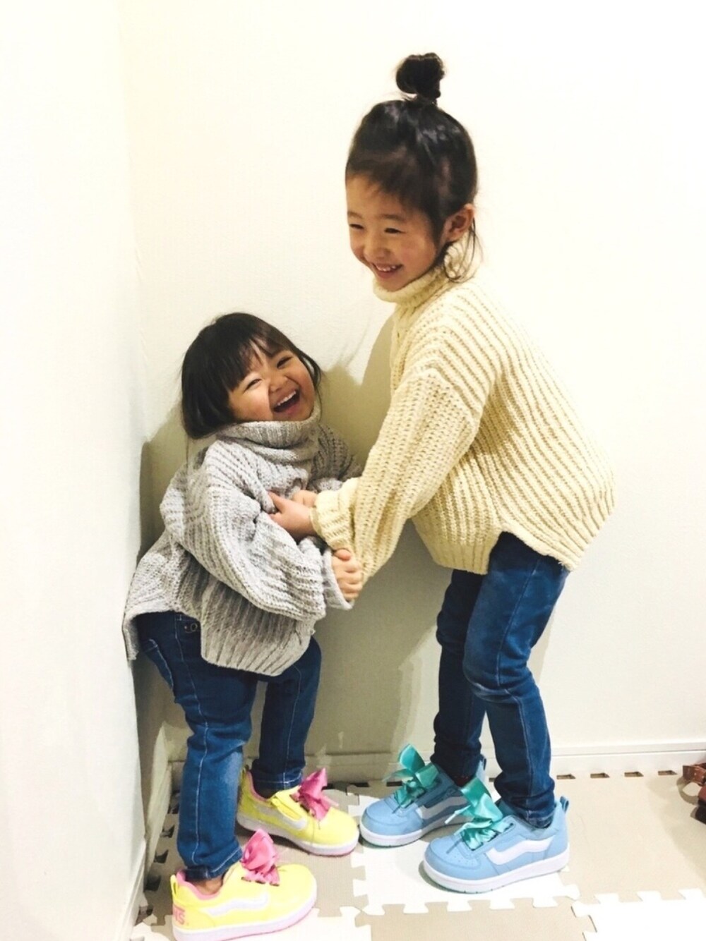 ホワイト系のニット/セーター、グレー系のニット/セーター、ブルー系のスニーカーを着用したキッズの冬コーディネートの1枚目の写真