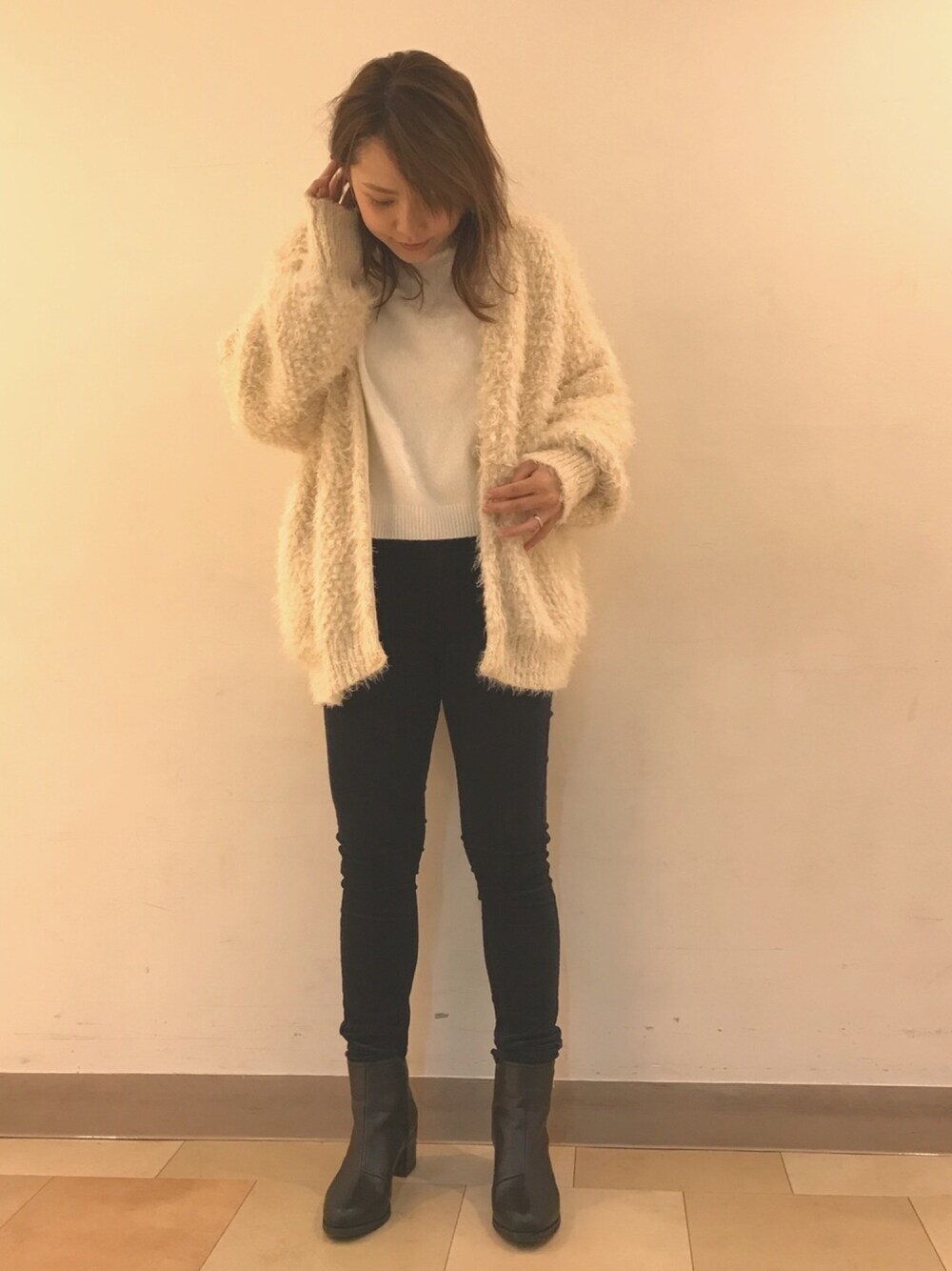 「スキニー、コーデュロイ、アースミュージック＆エコロジー、パンツスタイル、大人カジュアル、着やせコーデ」｜「earth music&ecologyの・ショートボリュームニットプルオーバー（ニット/セーター、ホワイト系）」を使った、itsuさん（レディース・159cm）の秋コーディネートの1枚目の写真