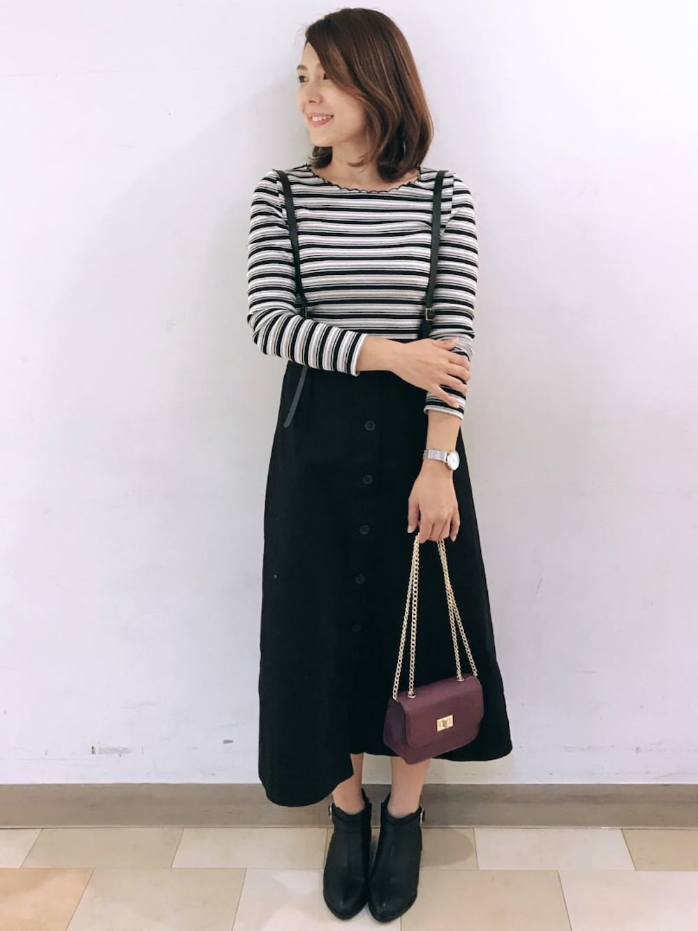 その他のTシャツ/カットソー、ブラック系のスカート、ブラック系のショルダーバッグを着用したレディースの秋コーディネートの1枚目の写真