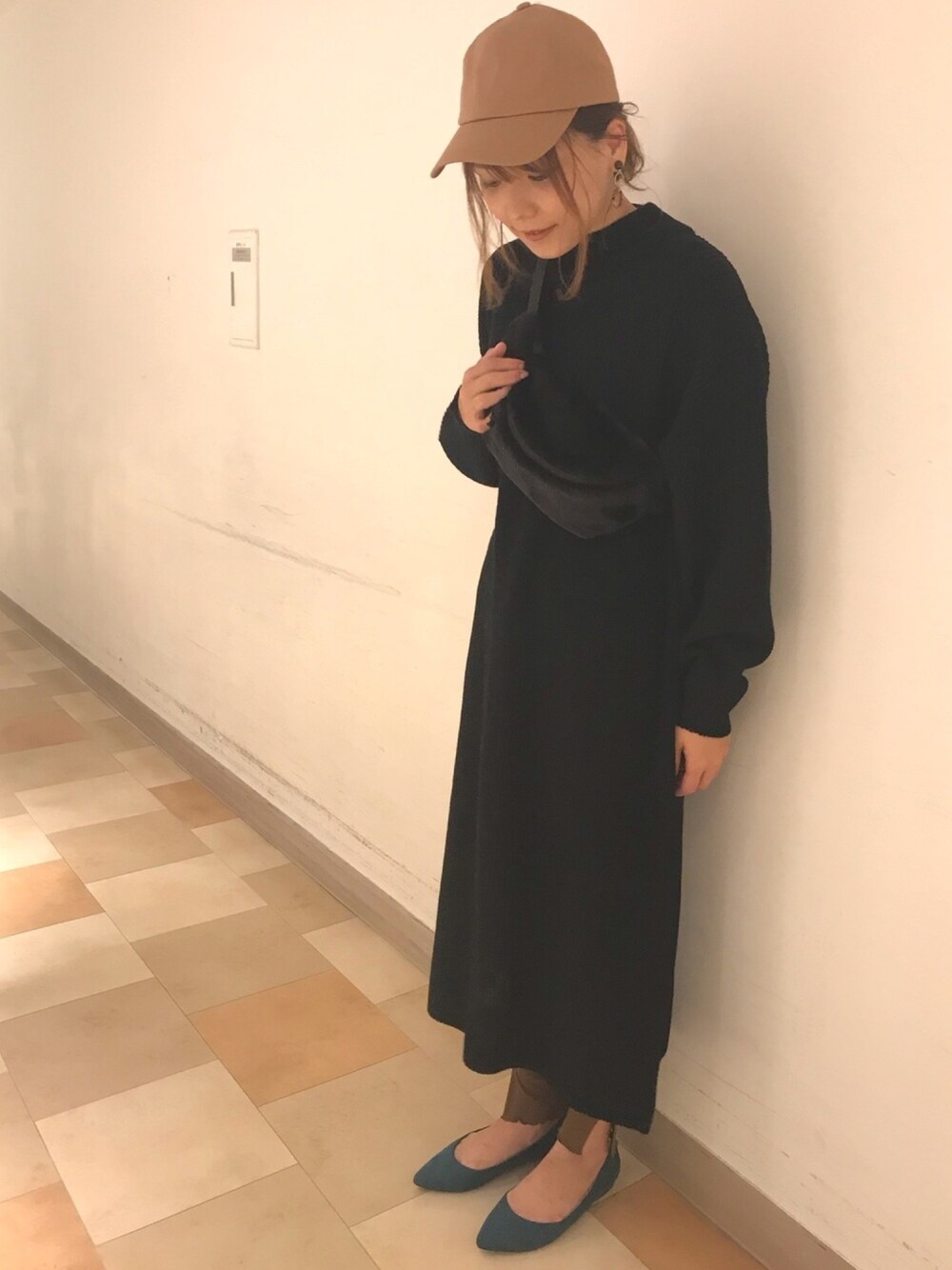 「大人カジュアル、スポーツミックス、秋のコーデ、カジュアル、earth music&ecology、ストリート服が好き」｜「earth music&ecologyの・スリットニットワンピース（ワンピース、ブラック系）」を使った、itsuさん（レディース・159cm）の秋コーディネートの1枚目の写真