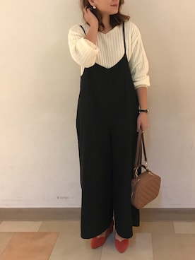 「earth music&ecology（アースミュージックアンドエコロジー）のアイテム（サロペット/オーバーオール、ブラック系）」を使った、itsuさん（レディース・159cm）の冬コーディネート