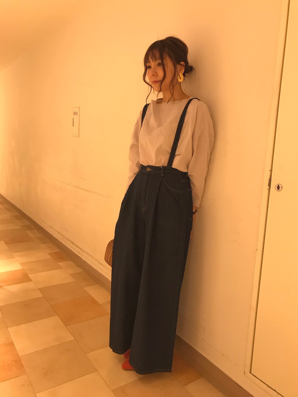 「スカラップ、ワイドパンツ、カジュアル、大人カジュアル、春色、デニム、おしゃれさんと繋がりたい、大人ガーリー」｜「earth music&ecologyのアイテム（シャツ/ブラウス、グレー系）」を使った、itsuさん（レディース・159cm）の冬コーディネートの1枚目の写真