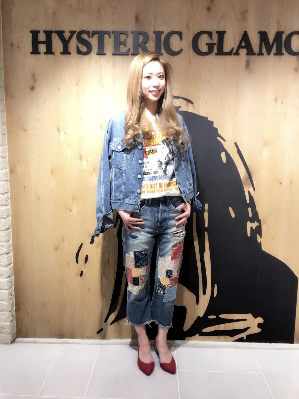 「デニム、デニムジャケット、デニムパンツ、ノーカラー、デニムオンデニム」｜「HYSTERIC GLAMOURのTHE GUIDE pt T-SH（Tシャツ/カットソー、ホワイト系）」を使った、anna yamaguchiさん（レディース・162cm）の冬コーディネートの1枚目の写真