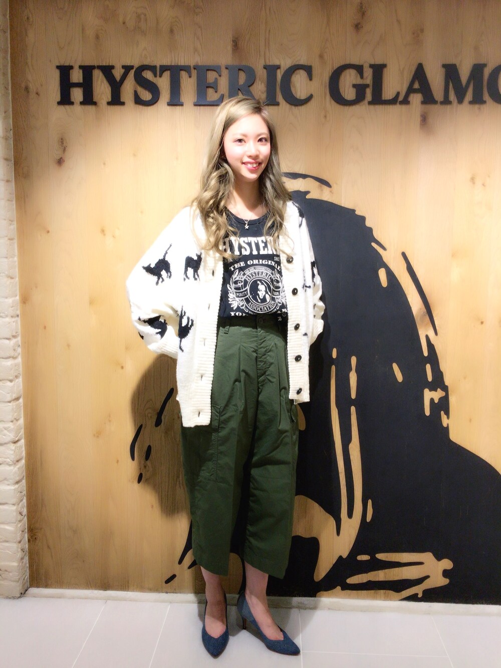 「ネコ、カーディガン、キュロット、キュロットパンツ」｜「HYSTERIC GLAMOURのHYS PRIDE pt プルオーバー（Tシャツ/カットソー、ブラック系）」を使った、anna yamaguchiさん（レディース・162cm）の春コーディネートの1枚目の写真