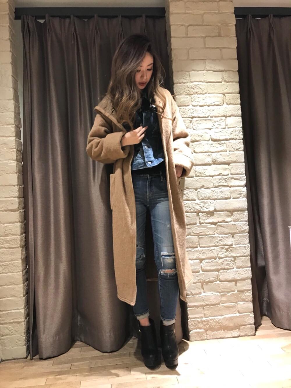 「デニム、ガウンコート」｜「HYSTERIC GLAMOURのKPR加工ISKOデニム スキニーPT（デニムパンツ、ブルー系）」を使った、anna yamaguchiさん（レディース・162cm）の秋コーディネートの1枚目の写真