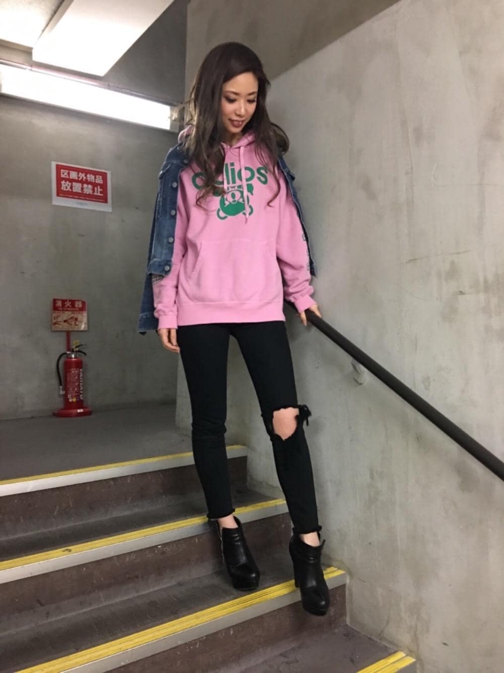 「初春におすすめ」｜「HYSTERIC GLAMOURのUSED加工Sデニム スキニーPT（デニムパンツ、ブラック系）」を使った、anna yamaguchiさん（レディース・162cm）の春コーディネートの1枚目の写真