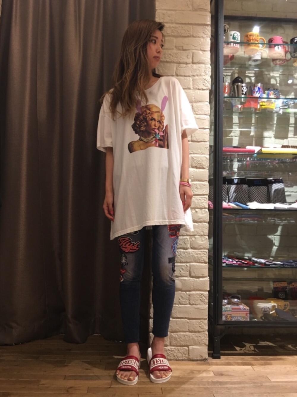 「Tシャツ、Hysteric Glamour、ヒステリックグラマー」｜「HYSTERIC GLAMOURのSCRATCHワッペンデニム プリント レギンス（デニムパンツ、ブルー系）」を使った、anna yamaguchiさん（レディース・162cm）の夏コーディネートの1枚目の写真