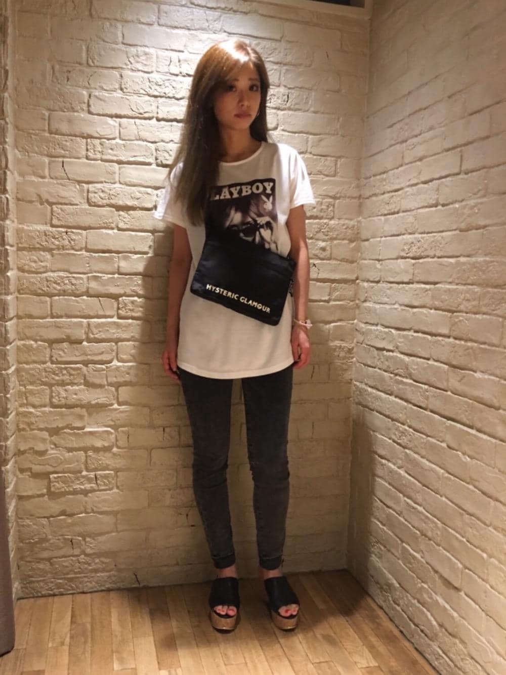 「カジュアル、Hysteric Glamour、ヒステリックグラマー」｜「HYSTERIC GLAMOURのUSED加工ISKOデニム スキニーパンツ（デニムパンツ、ブラック系）」を使った、anna yamaguchiさん（レディース・162cm）の夏コーディネートの1枚目の写真