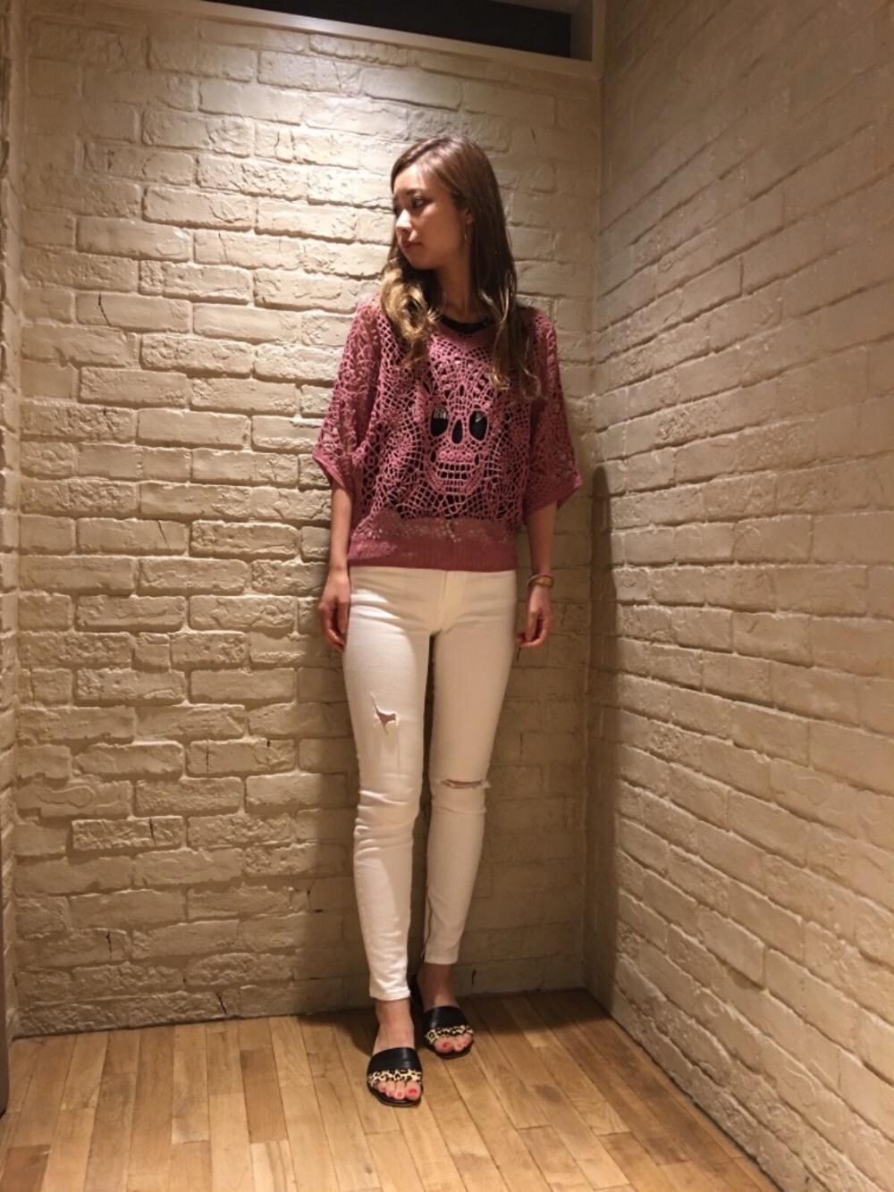 「デニム、Hysteric Glamour、ヒステリックグラマー、秋コーデ」｜「HYSTERIC GLAMOURのSデニム裾ZIP 九分丈スリムパンツ（デニムパンツ、ホワイト系）」を使った、anna yamaguchiさん（レディース・162cm）の夏コーディネートの1枚目の写真