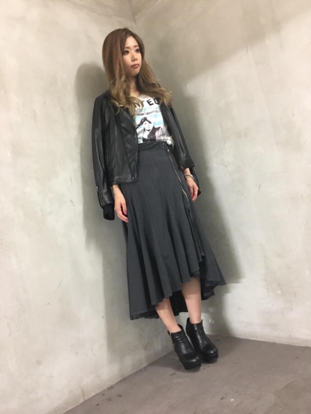 「Hysteric Glamour、ヒステリックグラマー、秋コーデ」｜「HYSTERIC GLAMOURのサイドジップ巻スカート（スカート、グレー系）」を使った、anna yamaguchiさん（レディース・162cm）の秋コーディネートの1枚目の写真