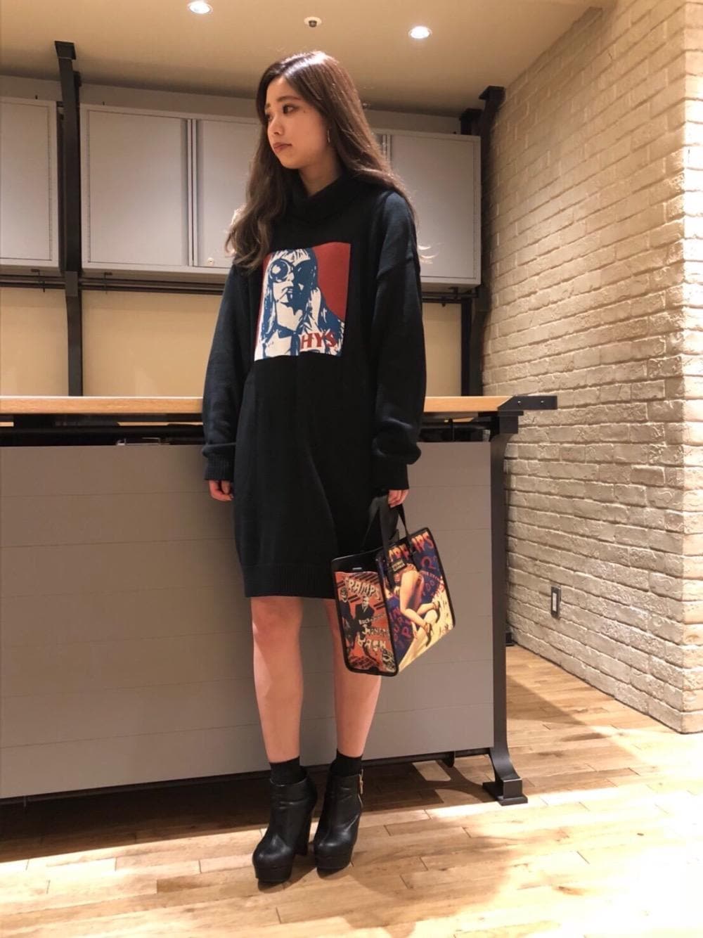 「ニット、Hysteric Glamour、秋コーデ」｜「HYSTERIC GLAMOURのTHE CRAMPS / MINIトート（トートバッグ、その他）」を使った、anna yamaguchiさん（レディース・162cm）の秋コーディネートの1枚目の写真
