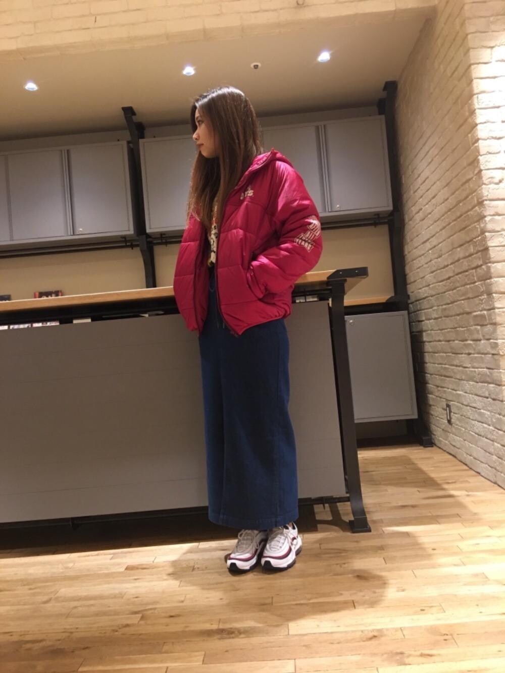 「カジュアル、Hysteric Glamour、プリマロフト」｜「HYSTERIC GLAMOURのプリマロフトナイロンタフタ フーデッドジャケット（ブルゾン、ピンク系）」を使った、anna yamaguchiさん（レディース・162cm）の秋コーディネートの1枚目の写真