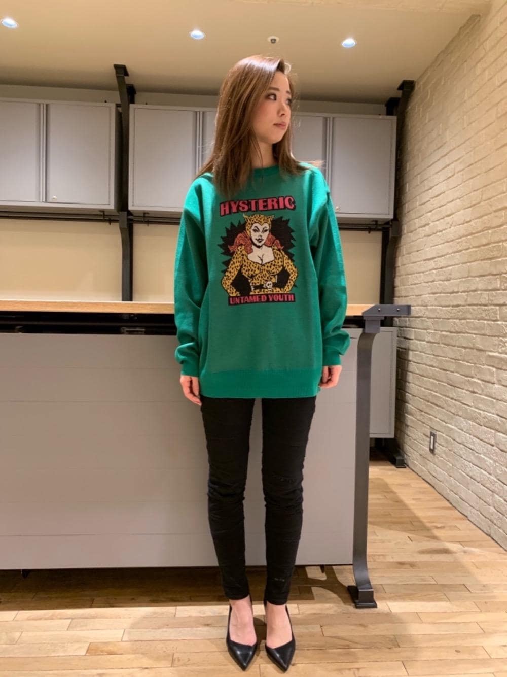 「デニム、Hysteric Glamour」｜「HYSTERIC GLAMOURのCAT WOMANジャカード プルオーバー（ニット/セーター、グリーン系）」を使った、anna yamaguchiさん（レディース・162cm）の冬コーディネートの1枚目の写真