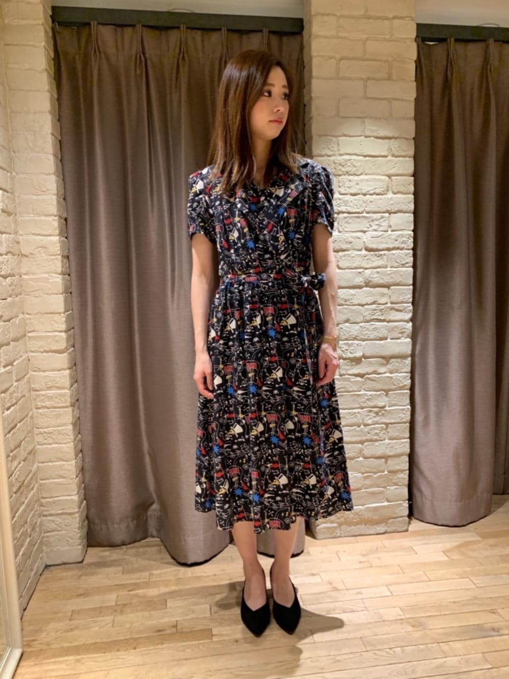 「Hysteric Glamour」｜「HYSTERIC GLAMOURのROCKERS総柄 カシュクールワンピース（ワンピース、ブラック系）」を使った、anna yamaguchiさん（レディース・162cm）の春コーディネートの1枚目の写真