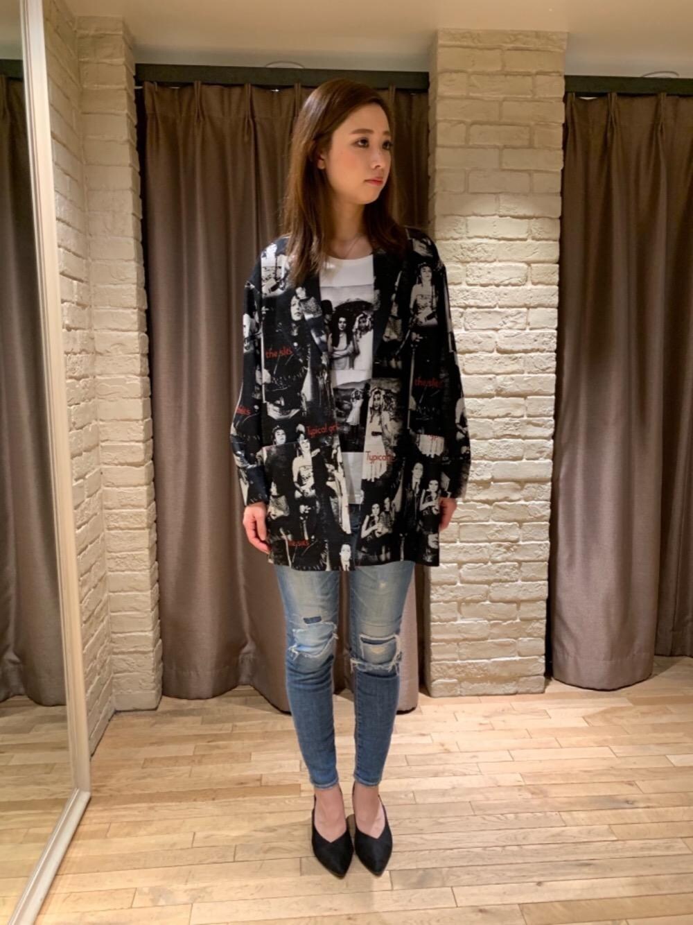 「デニム、カジュアル、Tシャツ、Hysteric Glamour、slits」｜「HYSTERIC GLAMOURのKPR加工ISKOデニム スキニーPT（デニムパンツ、ブルー系）」を使った、anna yamaguchiさん（レディース・162cm）の春コーディネートの1枚目の写真
