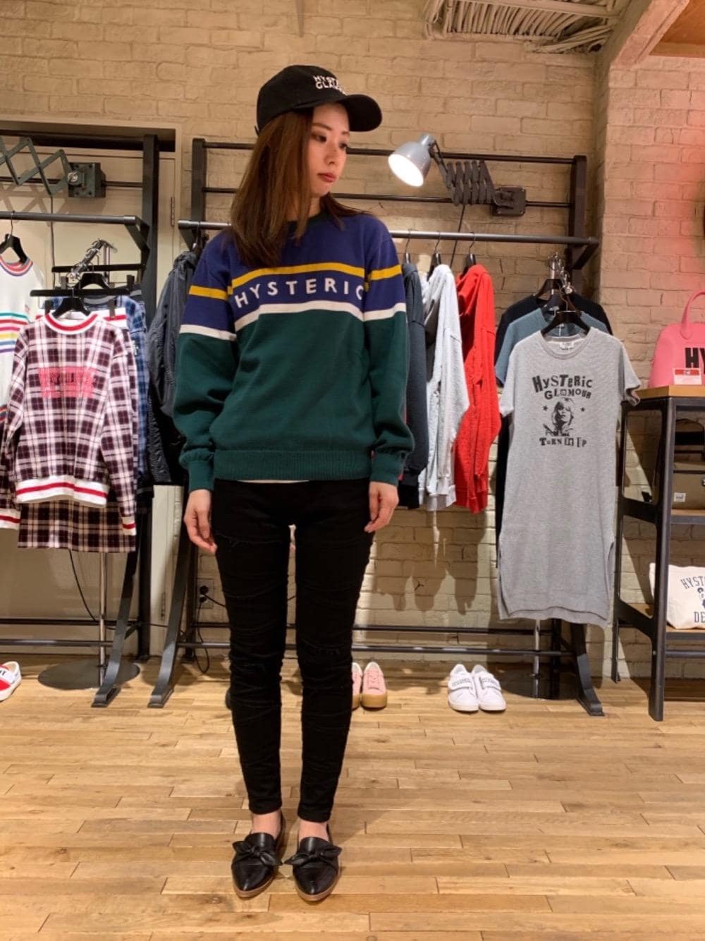 「ニット、カジュアル、Hysteric Glamour」｜「HYSTERIC GLAMOURのHYS SYMBOL LOGO 刺繍キャップ（キャップ、ブラック系）」を使った、anna yamaguchiさん（レディース・162cm）の春コーディネートの1枚目の写真