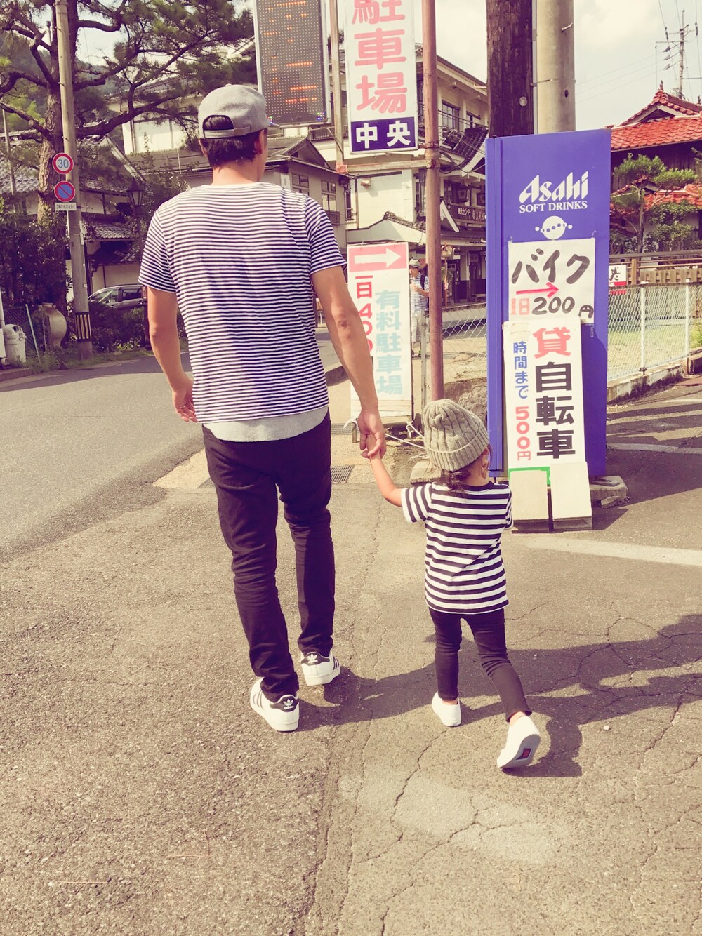 「シンプルコーデ、ボーダー、ニット帽、秋コーデ、親子コーデ、リンクコーデ、パンツスタイル、女の子、4歳」｜「BRANSHESのシンプルニットワッチ（ニットキャップ/ビーニー、グレー系）」を使った、SGRさん（キッズ・90cm）の夏コーディネートの1枚目の写真