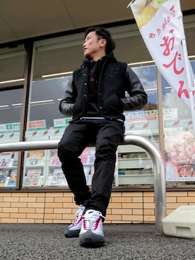 「fourthirtyのアイテム（スタジャン、ブラック系）」を使った、himejisaruさん（メンズ・174cm）の冬コーディネート