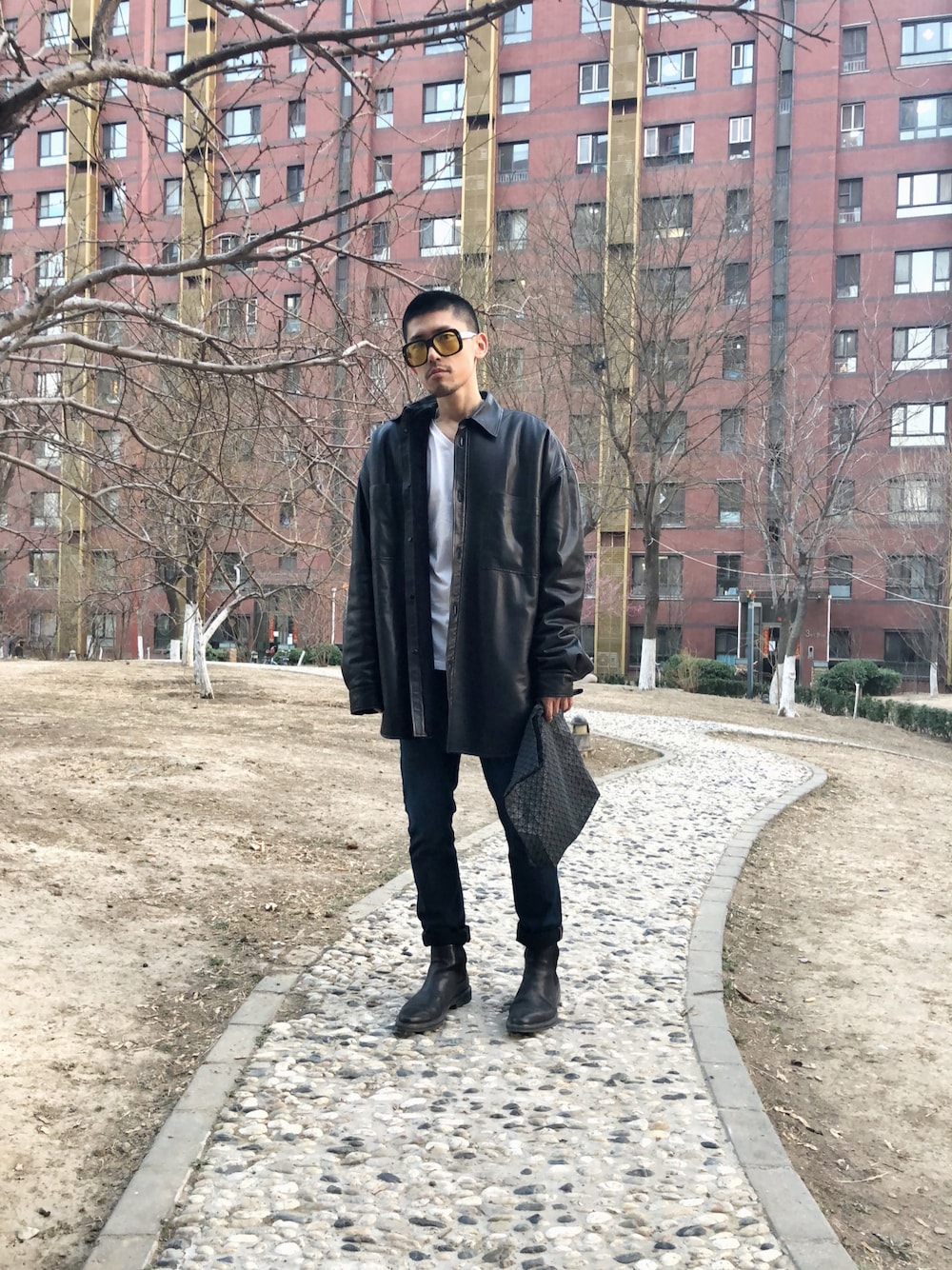 「beijing、ootd、GUCCI、春、シンプルコーデ、大人カジュアル、FAITHCONNEXION、ISSEY MIYAKE」｜「faith connexionのアイテム（ムートンコート、ブラック系）」を使った、Qi Wangさん（メンズ・170cm）の春コーディネートの1枚目の写真