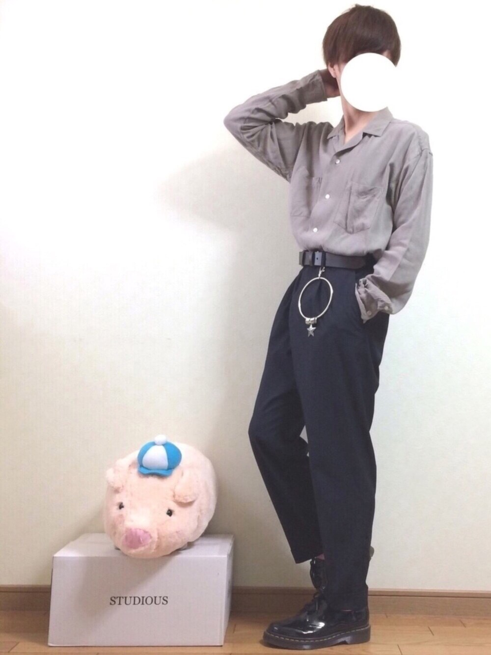 ベージュ系のシャツ/ブラウス、ブルー系のその他パンツ、ブラック系のブーツを着用したメンズの春コーディネートの1枚目の写真