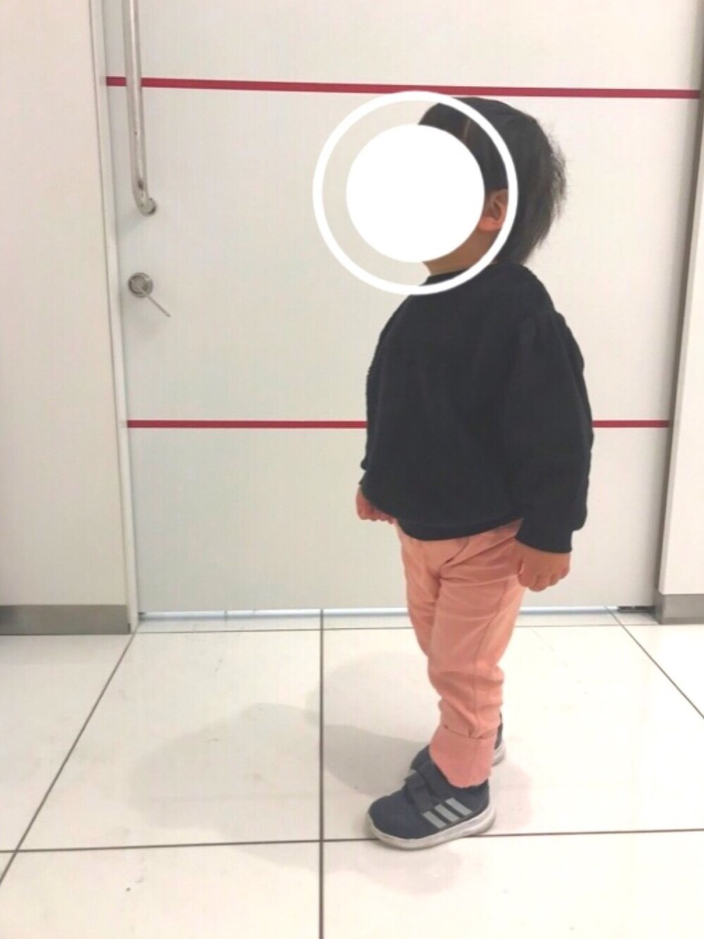 「キッズファッション、春コーデ、男の子コーデ、シンプル、おとこのこ、kids」｜「BRANSHESのファー切替トレーナー（スウェット、ブラック系）」を使った、reさん（キッズ・90cm）の春コーディネートの1枚目の写真