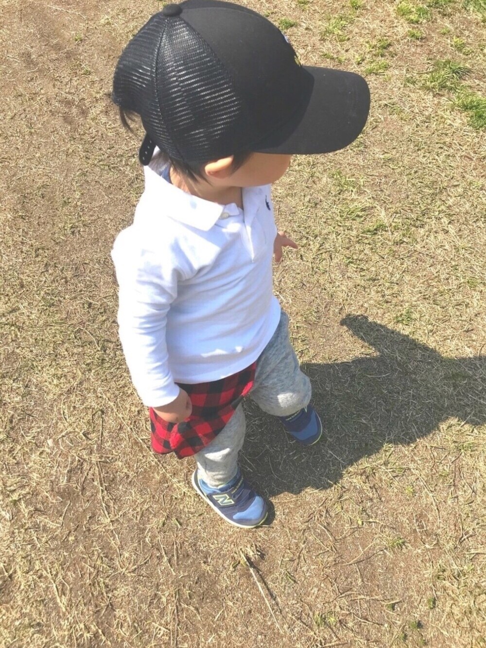 「春コーデ、休日スタイル、ラクチンコーデ、シンプル、男の子、kids、Ralph Lauren、ミッキー」｜「UNIQLOのBABY カットソーパンツ（スウェット）（その他ベビー用品、グレー系）」を使った、reさん（キッズ・90cm）の春コーディネートの1枚目の写真