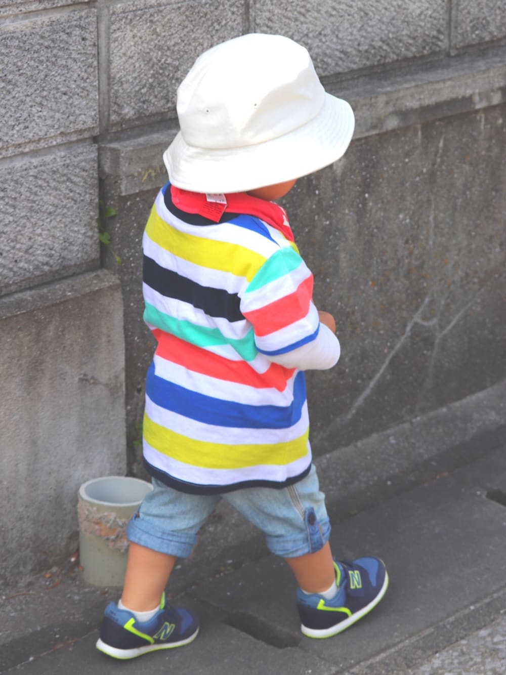 「キッズコーデ、春コーデ、シンプル、バケットハット、デニム、男の子、kids」｜「groveのバケットハット（ハット、ホワイト系）」を使った、reさん（キッズ・90cm）の春コーディネートの1枚目の写真