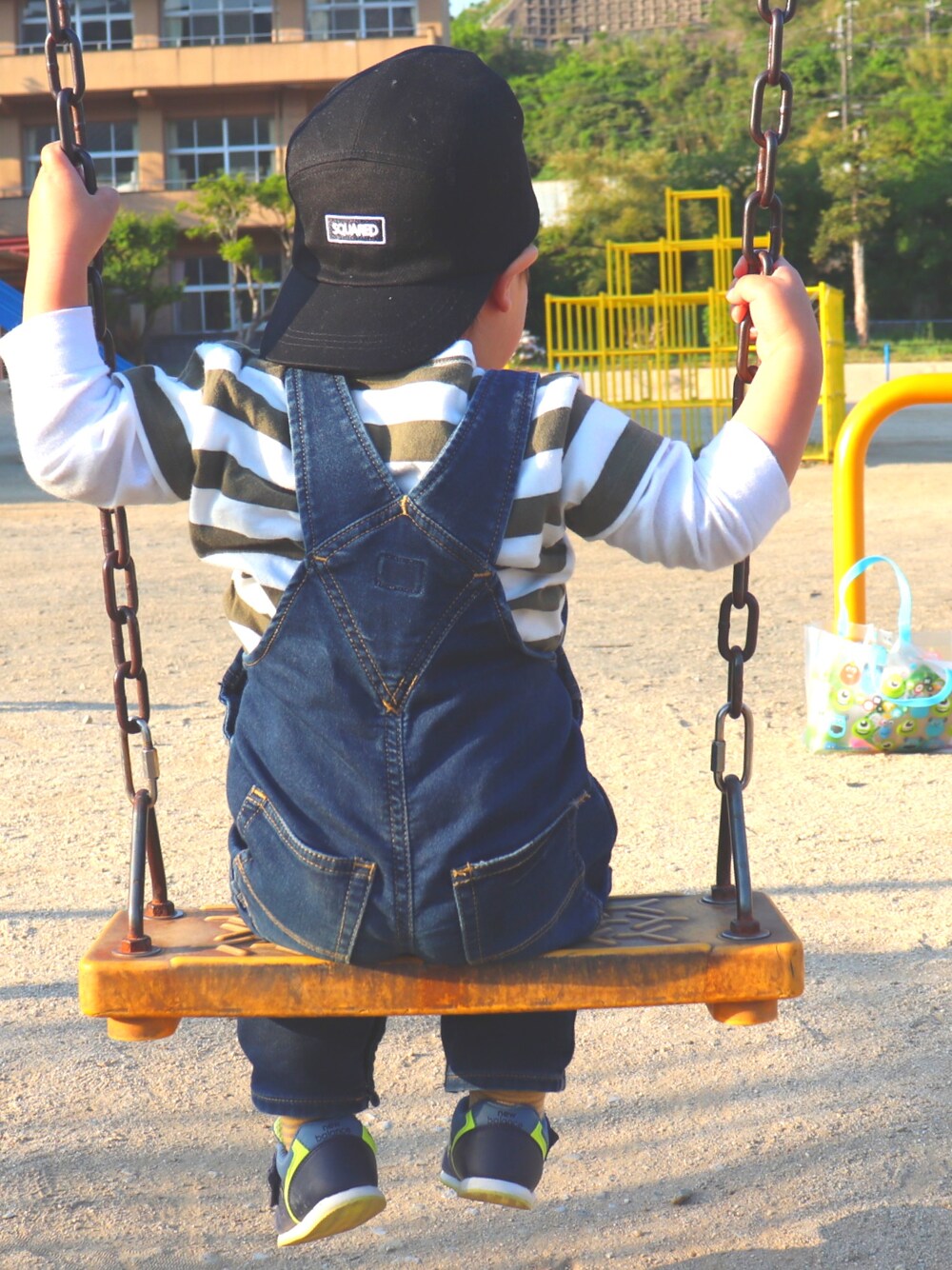 「春、シンプル、キッズコーデ、公園、男の子、キャップ、オーバーオール」｜「GAPのGap 1969 Supersoft Denim Overalls（サロペット/オーバーオール、ブルー系）」を使った、reさん（キッズ・90cm）の春コーディネートの1枚目の写真